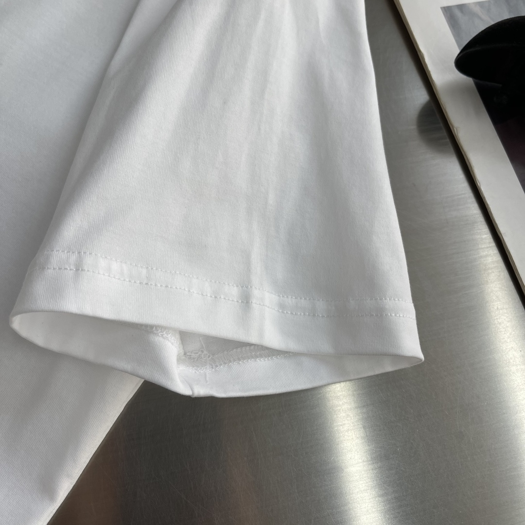 -Dio 印花细节全棉T恤面料质感很好，亲肤感强，穿着舒适！码数：S M L XL XXL肩宽44454