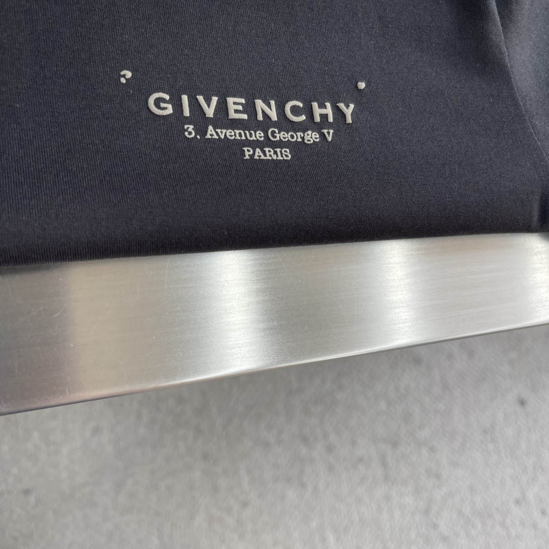 -GVC 印花细节全棉T恤面料质感很好，亲肤感强，穿着舒适！尺码:S-XXL肩宽4445474850胸围