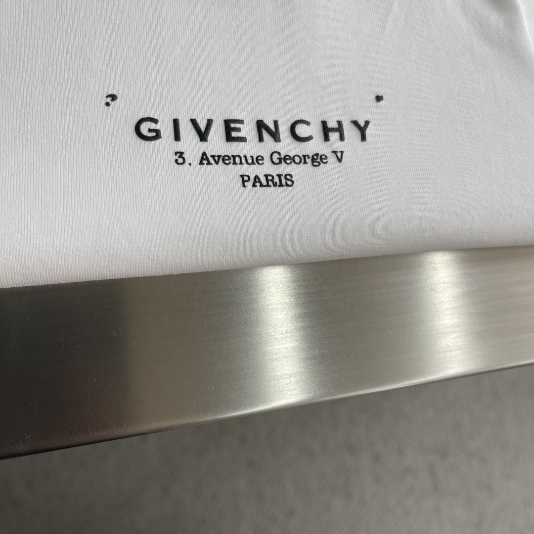 -GVC 印花细节全棉T恤面料质感很好，亲肤感强，穿着舒适！尺码:S-XXL肩宽4445474850胸围