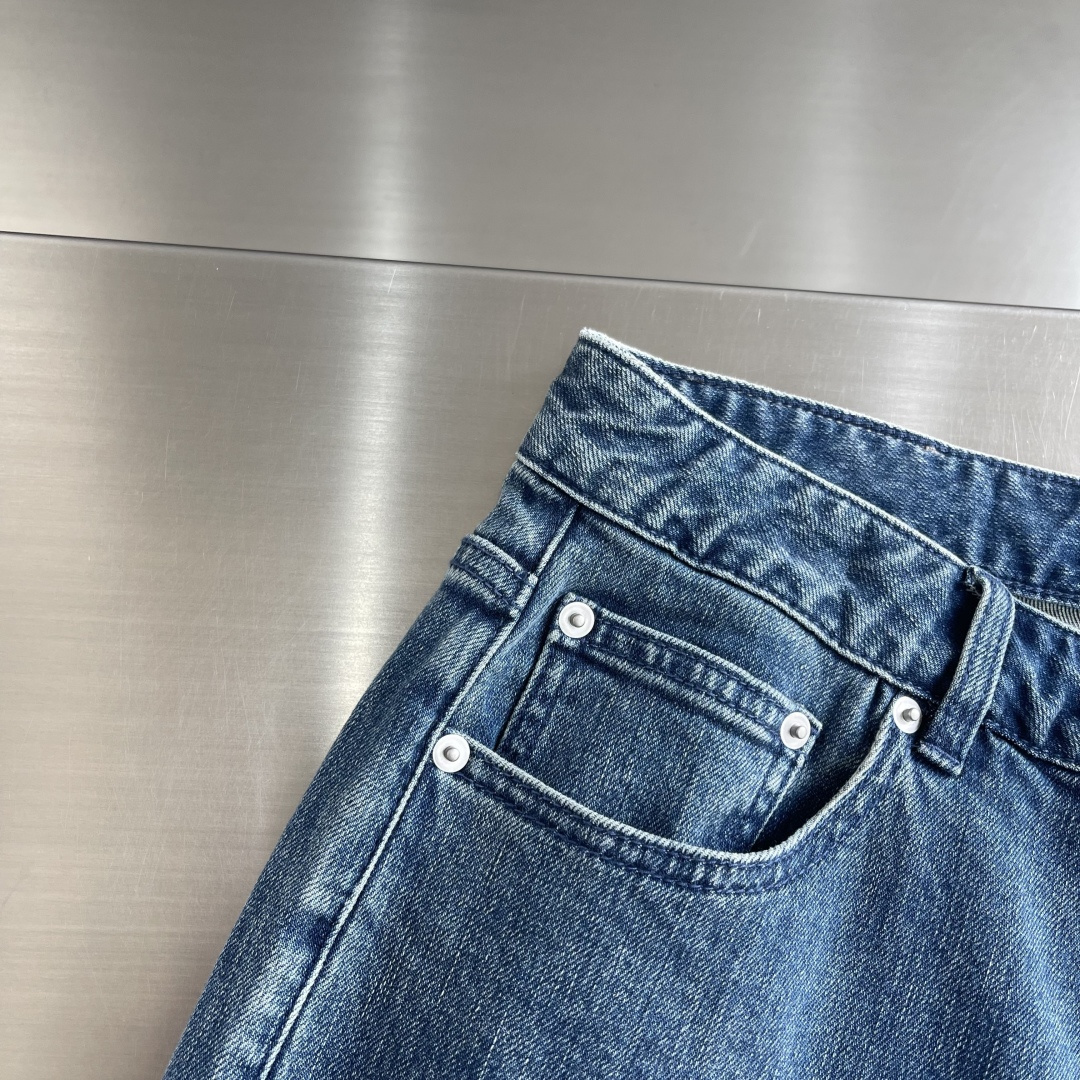 -LOEW 刺绣细节洗水做旧牛仔裤。直筒版型，洗水很漂亮满满的设计细节，牛皮牌饰物，面料带弹力穿着舒适。