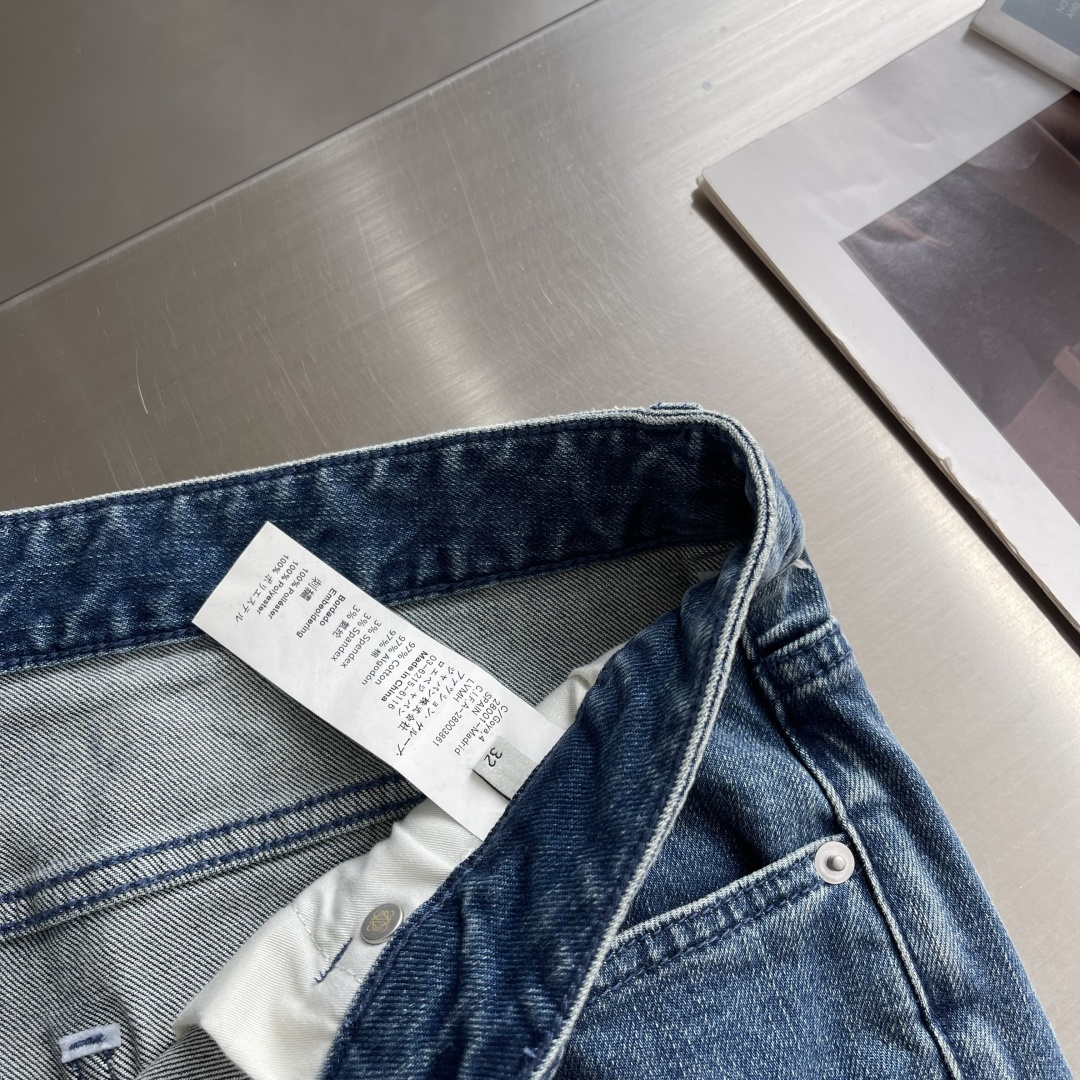 -LOEW 刺绣细节洗水做旧牛仔裤。直筒版型，洗水很漂亮满满的设计细节，牛皮牌饰物，面料带弹力穿着舒适。