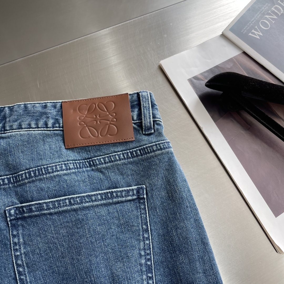 -LOEW 刺绣细节洗水做旧牛仔裤。直筒版型，洗水很漂亮满满的设计细节，牛皮牌饰物，面料带弹力穿着舒适。