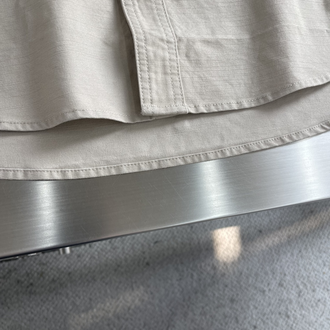 -Dio 微阔款联名双口袋标识刺绣细节衬衫款外套。帆布感面料质感很好颜色:卡其色，深蓝色尺码:38-42