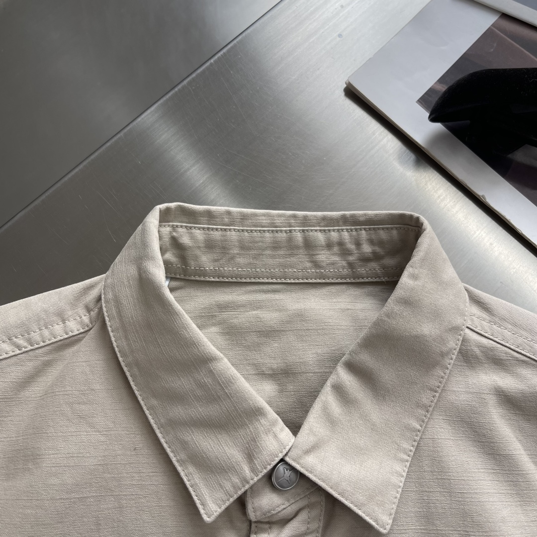 -Dio 微阔款联名双口袋标识刺绣细节衬衫款外套。帆布感面料质感很好颜色:卡其色，深蓝色尺码:38-42