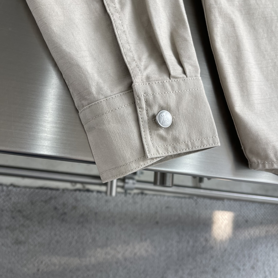 -Dio 微阔款联名双口袋标识刺绣细节衬衫款外套。帆布感面料质感很好颜色:卡其色，深蓝色尺码:38-42