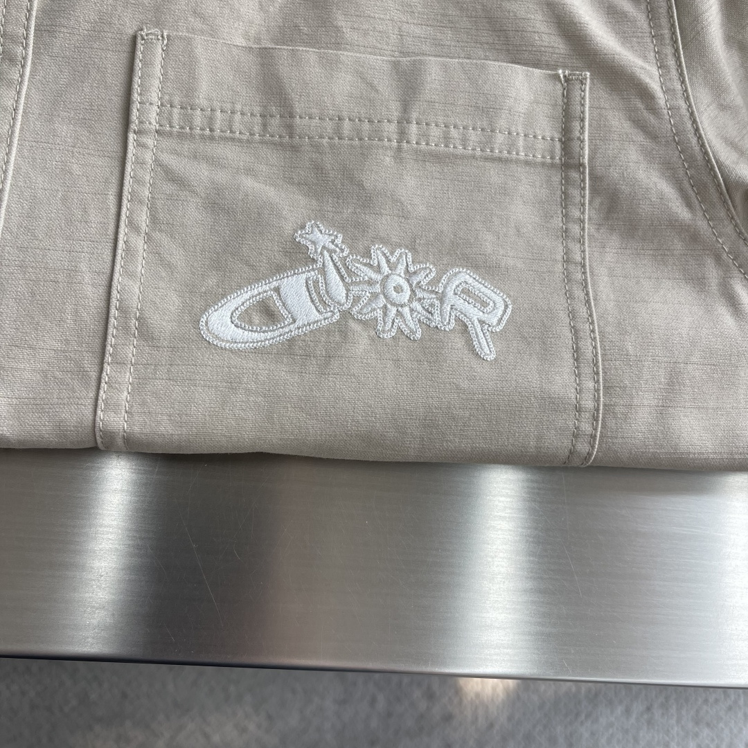 -Dio 微阔款联名双口袋标识刺绣细节衬衫款外套。帆布感面料质感很好颜色:卡其色，深蓝色尺码:38-42