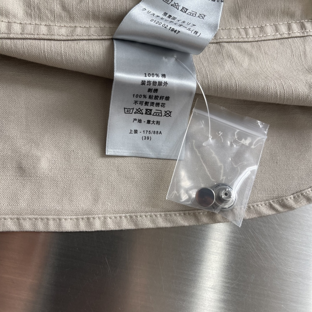 -Dio 微阔款联名双口袋标识刺绣细节衬衫款外套。帆布感面料质感很好颜色:卡其色，深蓝色尺码:38-42