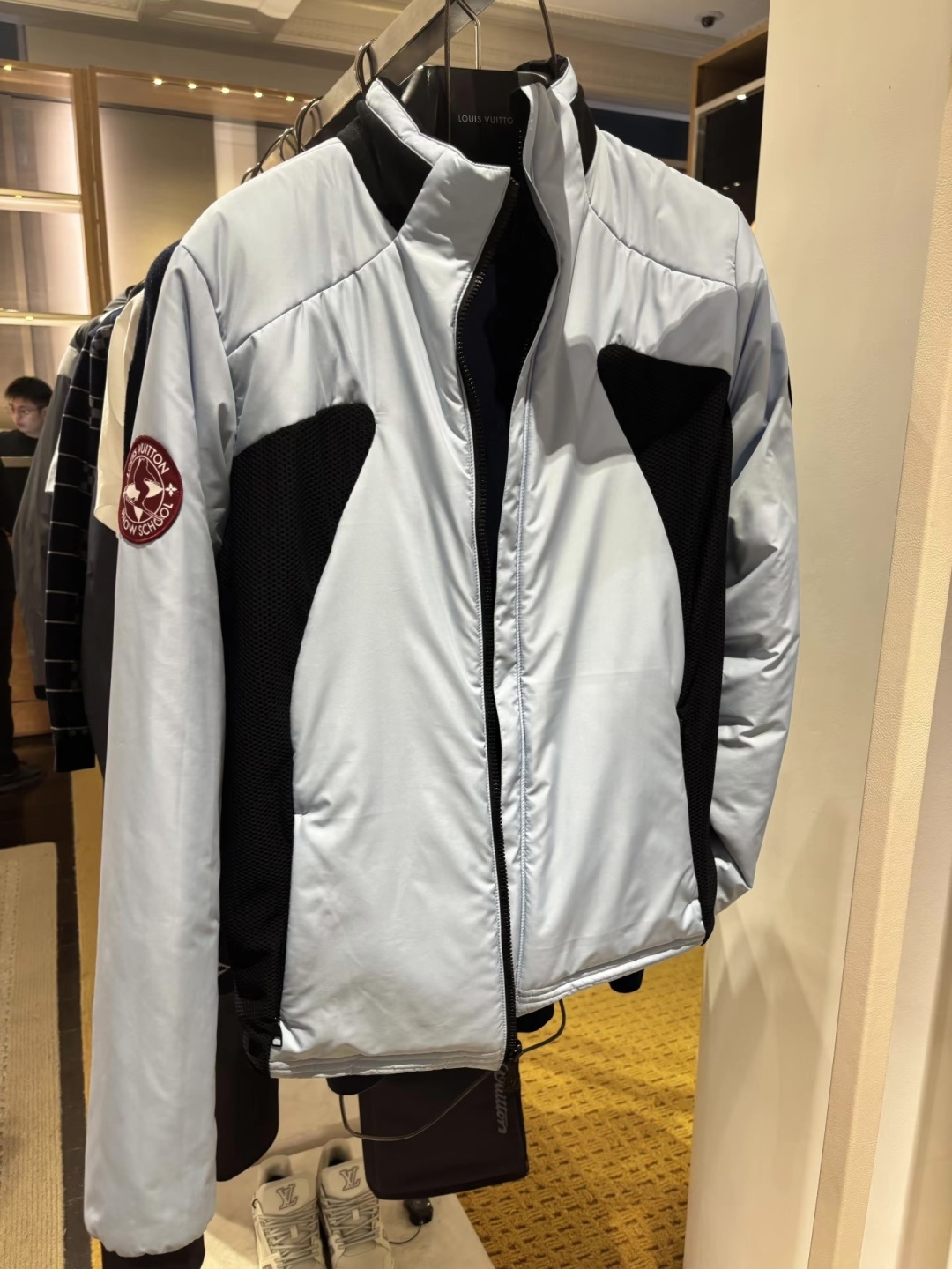 NO:712141,1V Reversible Logo Patch Padded Jacket  Imported high-density windproof nylon fabric, with a light and crisp texture and excellent waterproof and wind-resistant performance. Both the front and back fabrics have been treated with special processes, making them smooth to the touch and drape well, taking into account practicality and wearing comfort. It adopts a double-sided design, with one side being light blue and black mesh for a sporty style, with the brand badge logo on the shoulder, and the other side being black with a dark pattern emblem.  Logo printing, low-key highlighting the brand tone, one piece unlocks two styles; the neckline adopts a stand-up collar design, equipped with a hidden zipper opening and closing, which fits the neck while improving the windproof effect. The splicing workmanship of the body is exquisite, and the lines are smooth and neat; the overall version is loose and casual tailoring, which is highly tolerant and can be controlled by all kinds of body shapes, and can be worn for daily casual or outdoor wear. Size: 46  48 50 52,,jackets & coats,jackets & coats,198609091V双面穿徽标拼接夹棉夹克外套 进口高密防风锦纶面料,质地轻薄挺括且具备优异的防水抗风性能,正反两面面料皆经过特殊工艺处理,触感顺滑且垂坠感佳,兼顾实用性与穿着舒适度；采用双面穿设计,一面为浅蓝拼黑网纱的运动风造型,肩部饰有品牌徽章标识,另一面为黑色底搭配暗纹徽标印花,低调彰显品牌调性,一件解锁两种穿搭风格；领口采用立领设计,配有隐藏式拉链开合,贴合颈部的同时提升防风效果,衣身拼接处工艺细腻,线条流畅利落；整体版型为宽松休闲剪裁,包容性强,各类身形皆能驾驭,日常休闲或户外穿搭.码数:46 48 50 52,,jackets & coats,jackets & coats,,Men's clothing