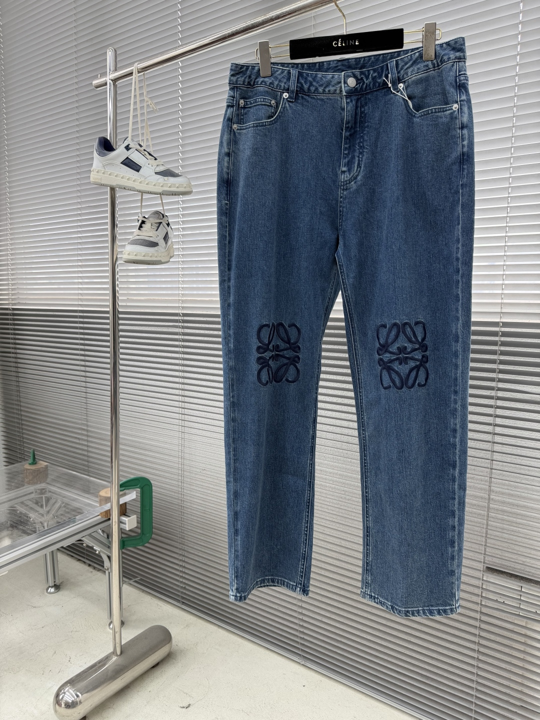 -LOEW 刺绣细节洗水做旧牛仔裤。直筒版型，洗水很漂亮满满的设计细节，牛皮牌饰物，面料带弹力穿着舒适。