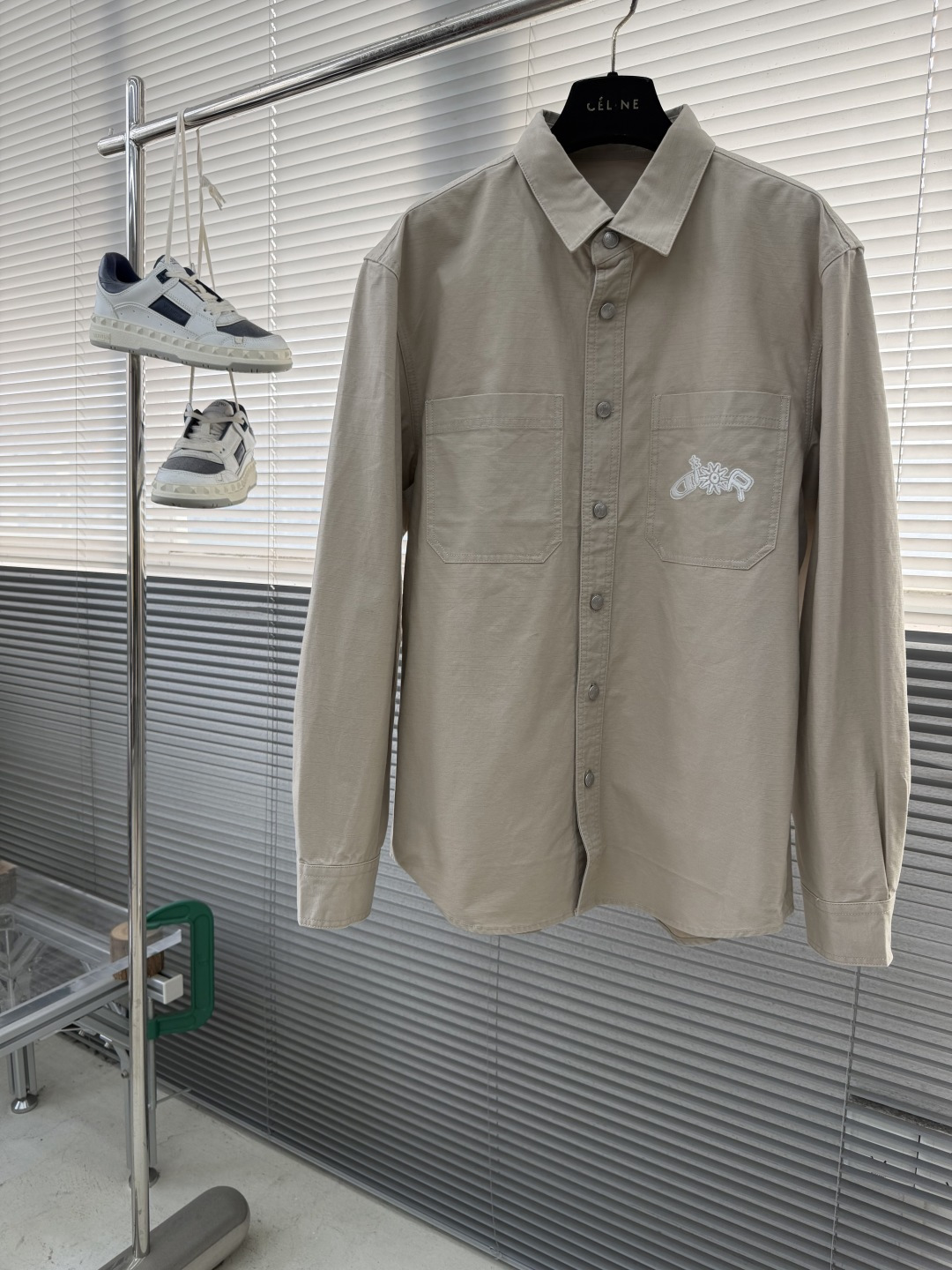 -Dio 微阔款联名双口袋标识刺绣细节衬衫款外套。帆布感面料质感很好颜色:卡其色，深蓝色尺码:38-42