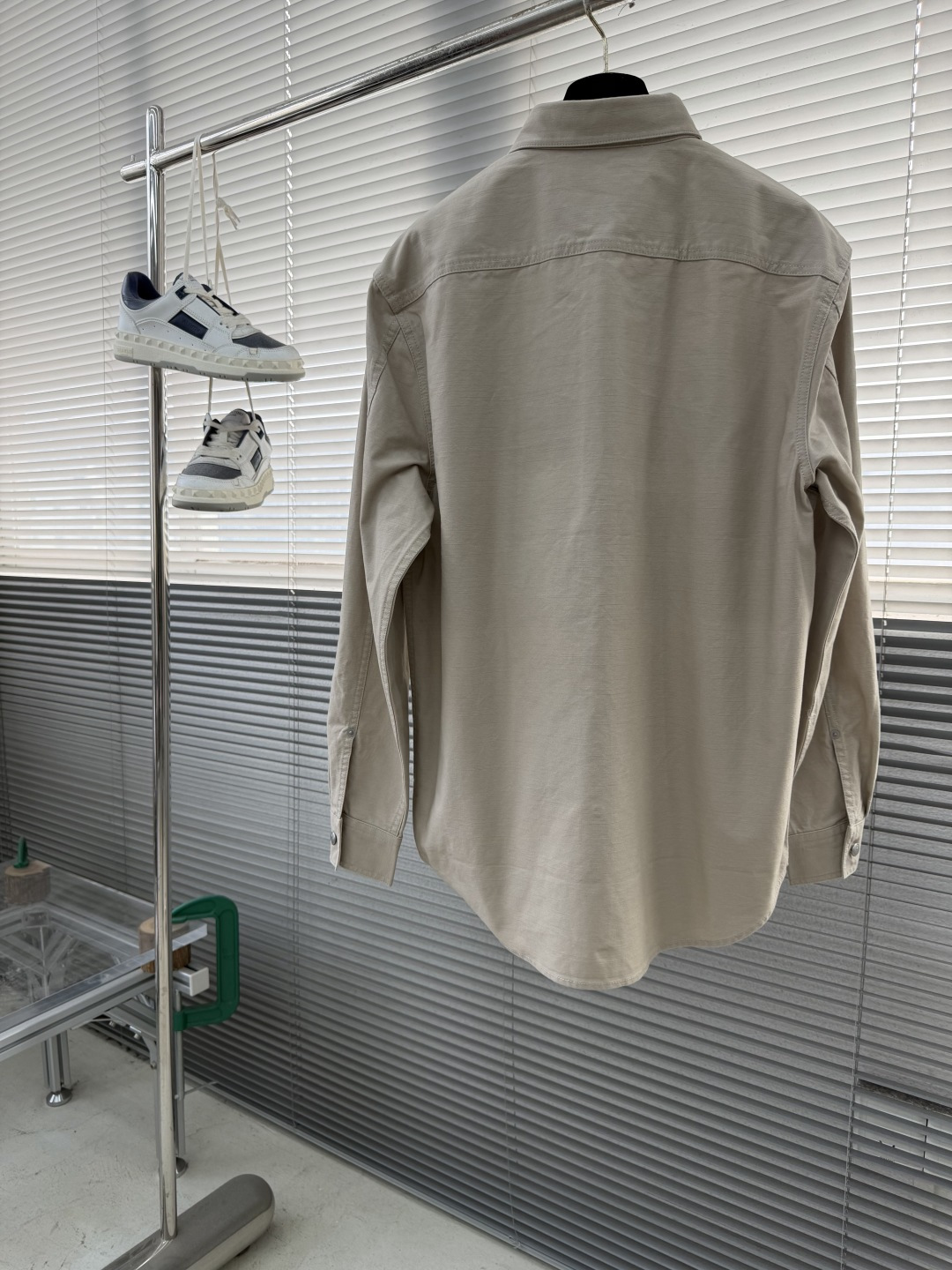 -Dio 微阔款联名双口袋标识刺绣细节衬衫款外套。帆布感面料质感很好颜色:卡其色，深蓝色尺码:38-42