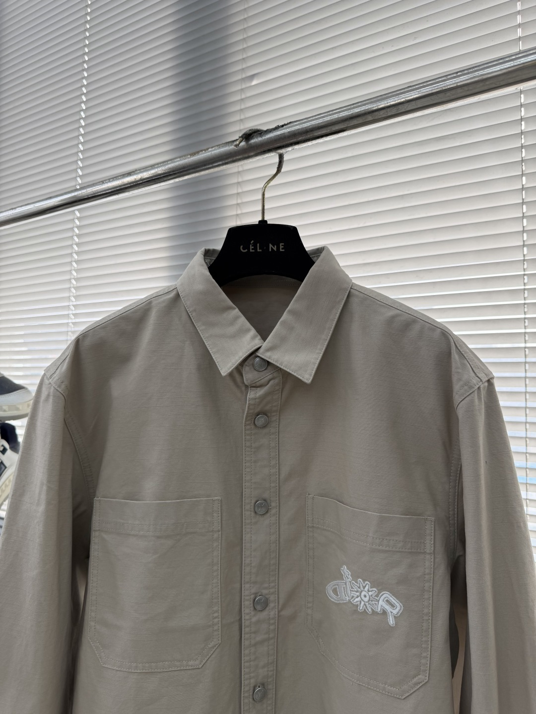 -Dio 微阔款联名双口袋标识刺绣细节衬衫款外套。帆布感面料质感很好颜色:卡其色，深蓝色尺码:38-42