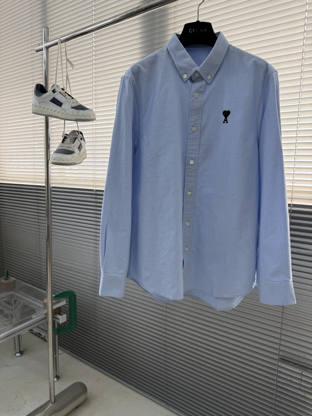 -ami    刺绣撞色logo牛津纺衬衫。 明扣百搭款，订织牛津纺全棉面料，珍珠母贝壳扣，面料质感很好。 颜色:白色，