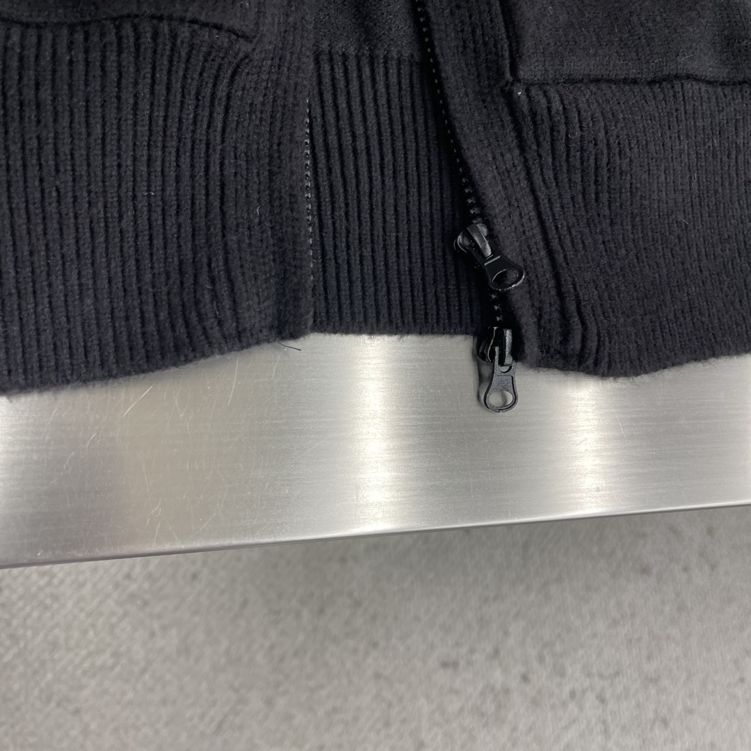 -Stone Island 秋冬季新品 半高立领 拉链针织开衫。袖标可拆取。 石头岛经典基础款高街风袖臂徽章log -Stone Island 秋冬季新品 半高立领 拉链针织开衫。袖标可拆取。 石头岛经典基础款高街风袖臂徽章log