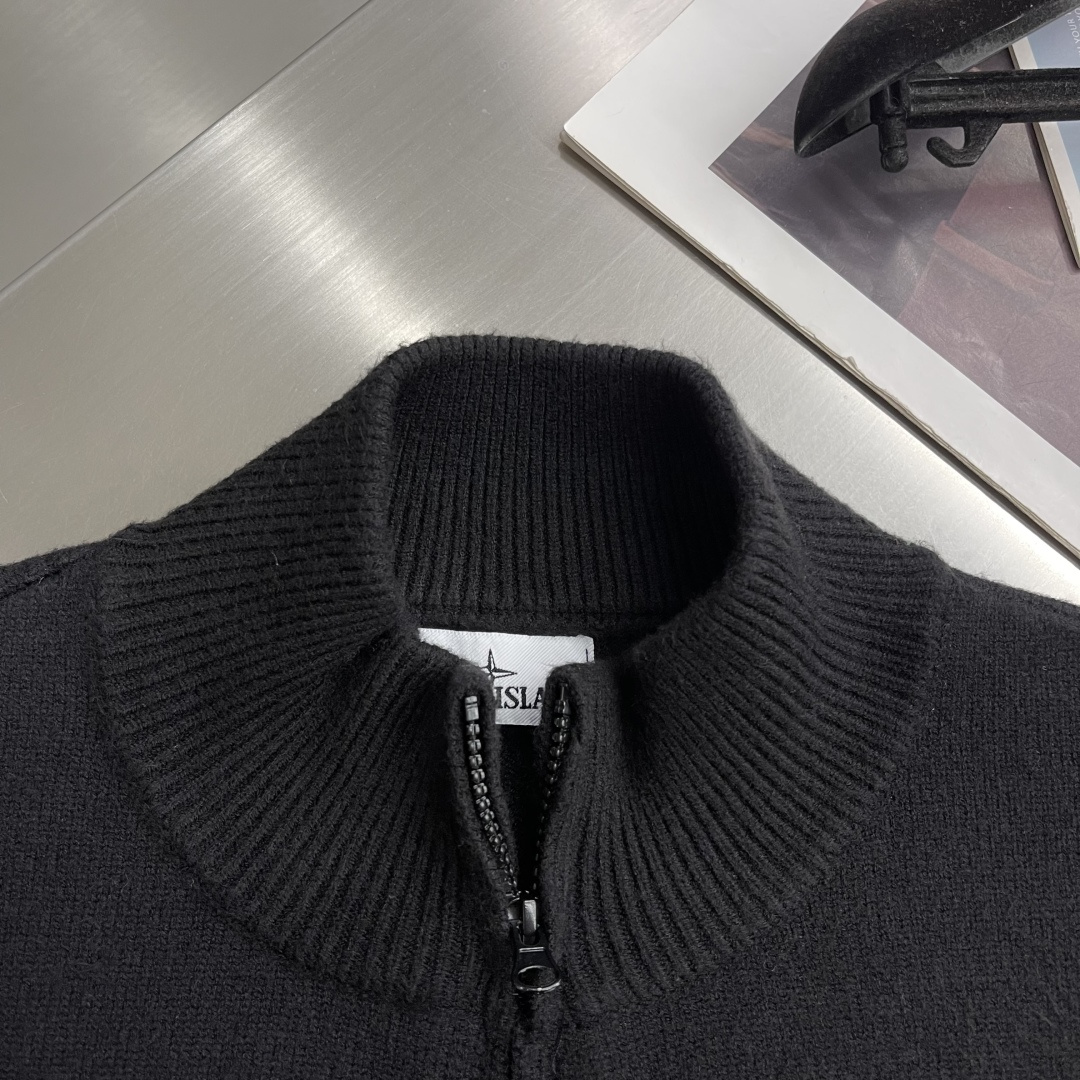 -Stone Island 秋冬季新品 半高立领 拉链针织开衫。袖标可拆取。 石头岛经典基础款高街风袖臂徽章log -Stone Island 秋冬季新品 半高立领 拉链针织开衫。袖标可拆取。 石头岛经典基础款高街风袖臂徽章log