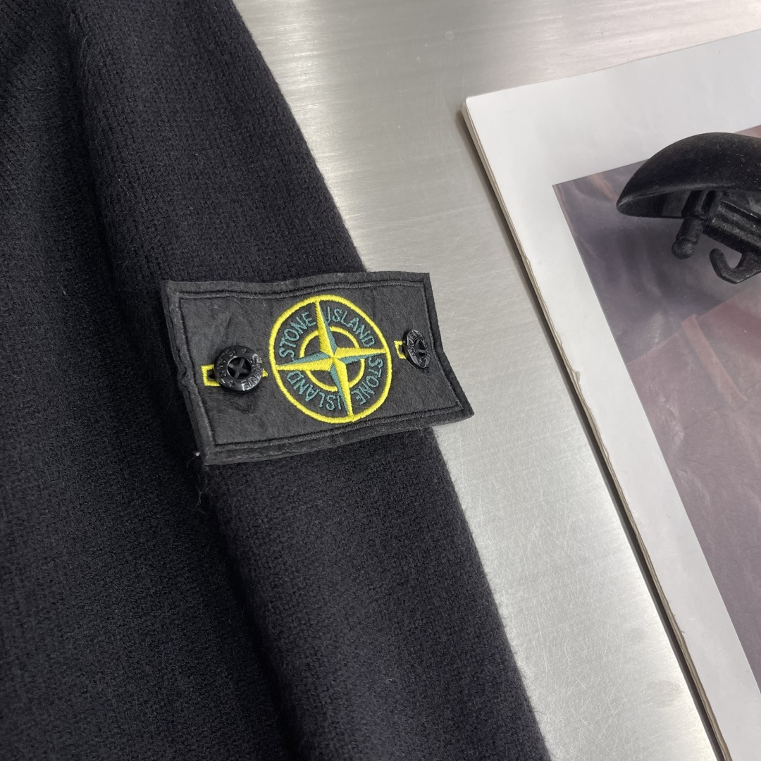 -Stone Island 秋冬季新品 半高立领 拉链针织开衫。袖标可拆取。 石头岛经典基础款高街风袖臂徽章log -Stone Island 秋冬季新品 半高立领 拉链针织开衫。袖标可拆取。 石头岛经典基础款高街风袖臂徽章log