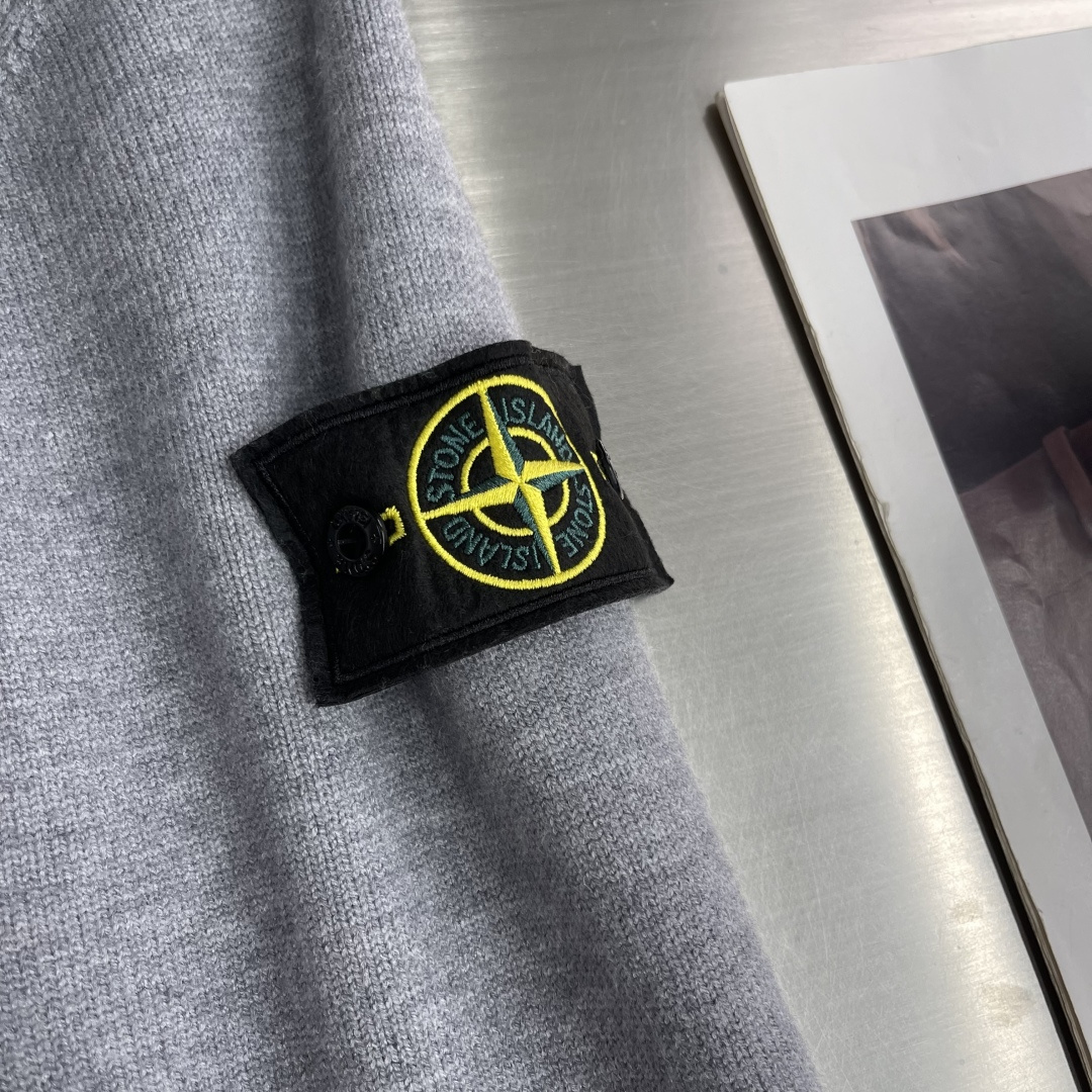 -Stone Island 秋冬季新品 半高立领 拉链针织开衫。袖标可拆取。 石头岛经典基础款高街风袖臂徽章log -Stone Island 秋冬季新品 半高立领 拉链针织开衫。袖标可拆取。 石头岛经典基础款高街风袖臂徽章log