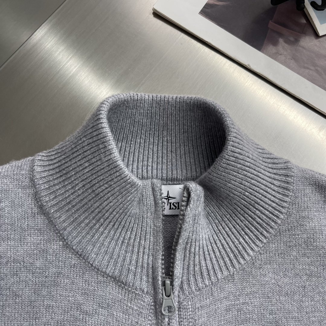 -Stone Island 秋冬季新品 半高立领 拉链针织开衫。袖标可拆取。 石头岛经典基础款高街风袖臂徽章log -Stone Island 秋冬季新品 半高立领 拉链针织开衫。袖标可拆取。 石头岛经典基础款高街风袖臂徽章log