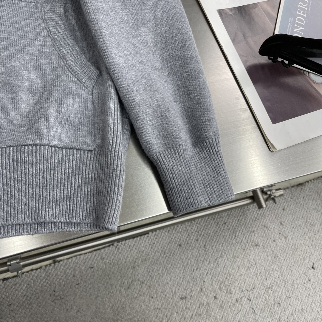 -Stone Island 秋冬季新品 半高立领 拉链针织开衫。袖标可拆取。 石头岛经典基础款高街风袖臂徽章log -Stone Island 秋冬季新品 半高立领 拉链针织开衫。袖标可拆取。 石头岛经典基础款高街风袖臂徽章log