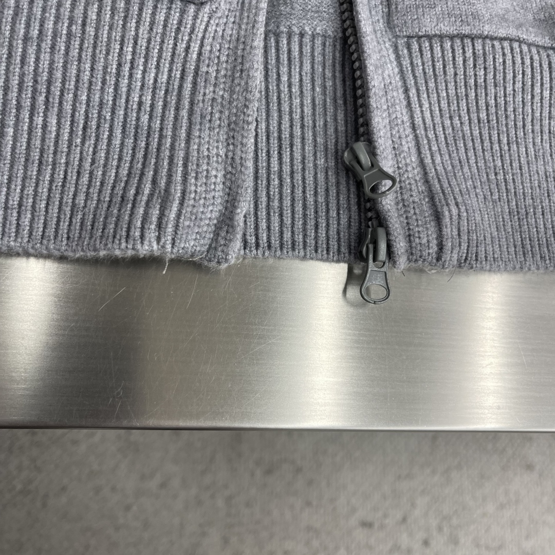 -Stone Island 秋冬季新品 半高立领 拉链针织开衫。袖标可拆取。 石头岛经典基础款高街风袖臂徽章log -Stone Island 秋冬季新品 半高立领 拉链针织开衫。袖标可拆取。 石头岛经典基础款高街风袖臂徽章log