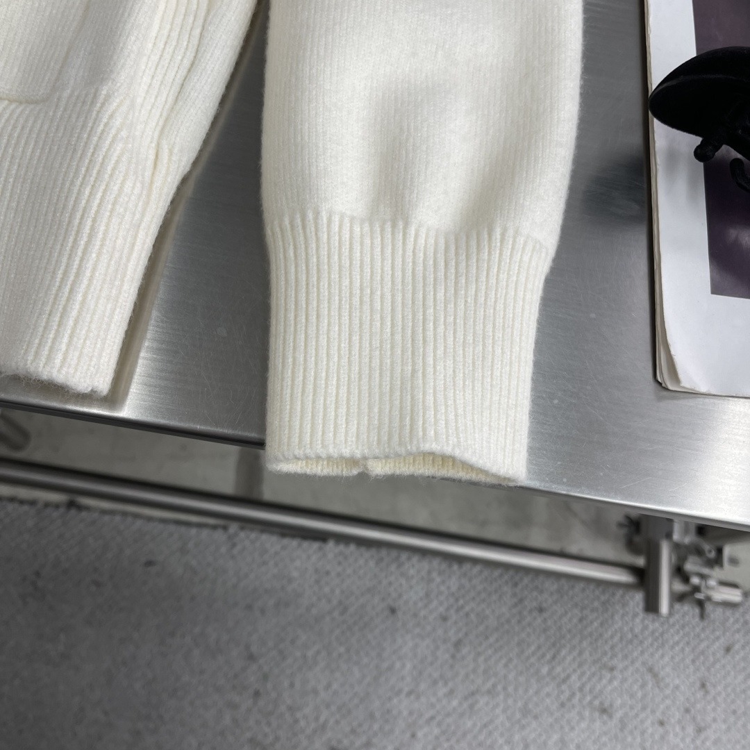 -Stone Island 秋冬季新品 半高立领 拉链针织开衫。袖标可拆取。 石头岛经典基础款高街风袖臂徽章log -Stone Island 秋冬季新品 半高立领 拉链针织开衫。袖标可拆取。 石头岛经典基础款高街风袖臂徽章log