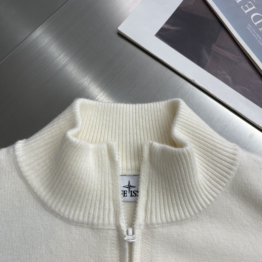 -Stone Island 秋冬季新品 半高立领 拉链针织开衫。袖标可拆取。 石头岛经典基础款高街风袖臂徽章log -Stone Island 秋冬季新品 半高立领 拉链针织开衫。袖标可拆取。 石头岛经典基础款高街风袖臂徽章log