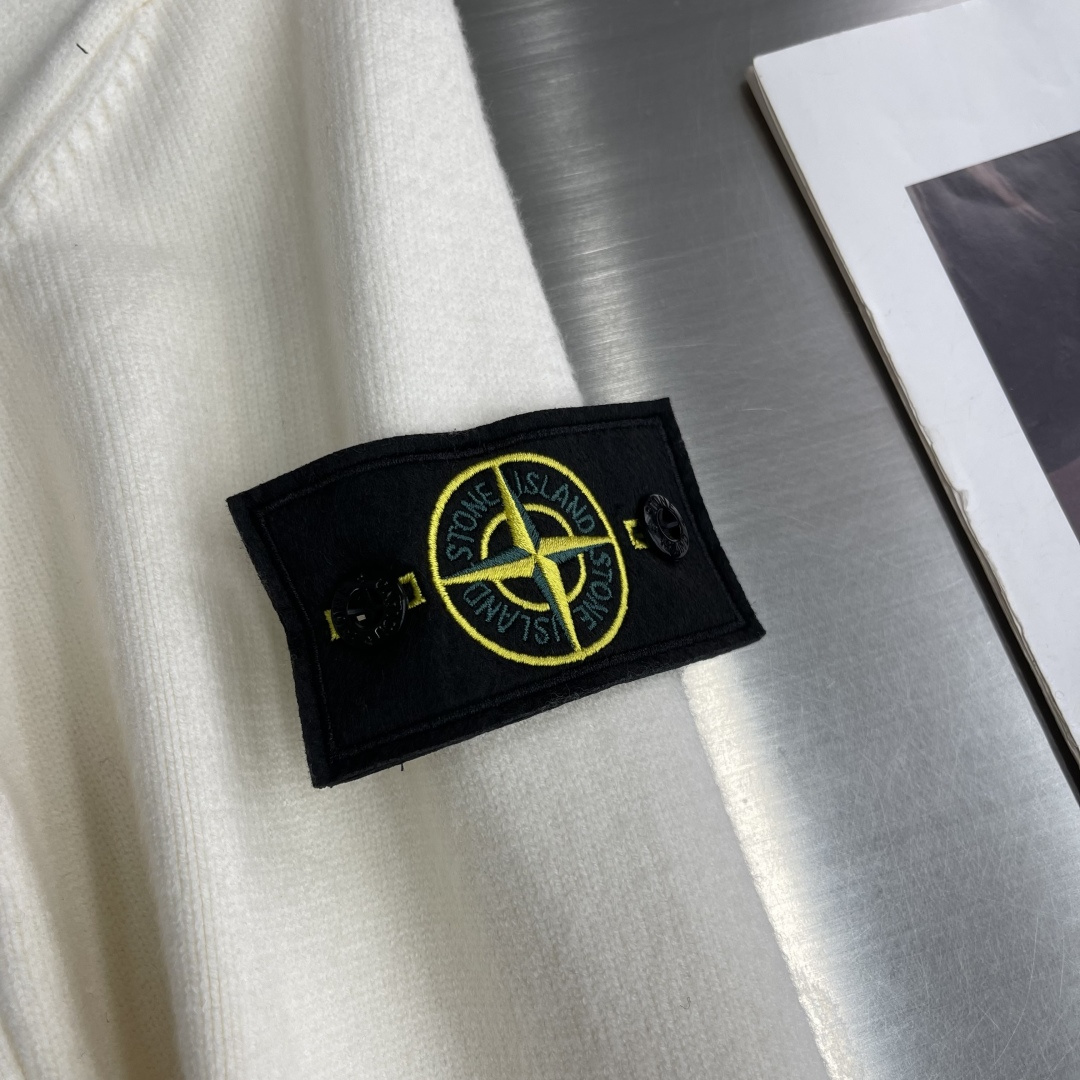 -Stone Island 秋冬季新品 半高立领 拉链针织开衫。袖标可拆取。 石头岛经典基础款高街风袖臂徽章log -Stone Island 秋冬季新品 半高立领 拉链针织开衫。袖标可拆取。 石头岛经典基础款高街风袖臂徽章log
