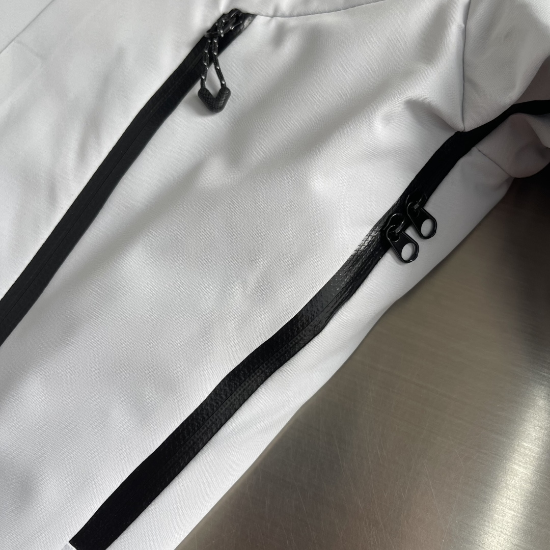 -🐦 鸟家 轻量硬壳户外冲锋衣！羽绒内胆三合一冲锋衣！户外山系风，适应多种场景穿着。赶紧给家里人安排件把