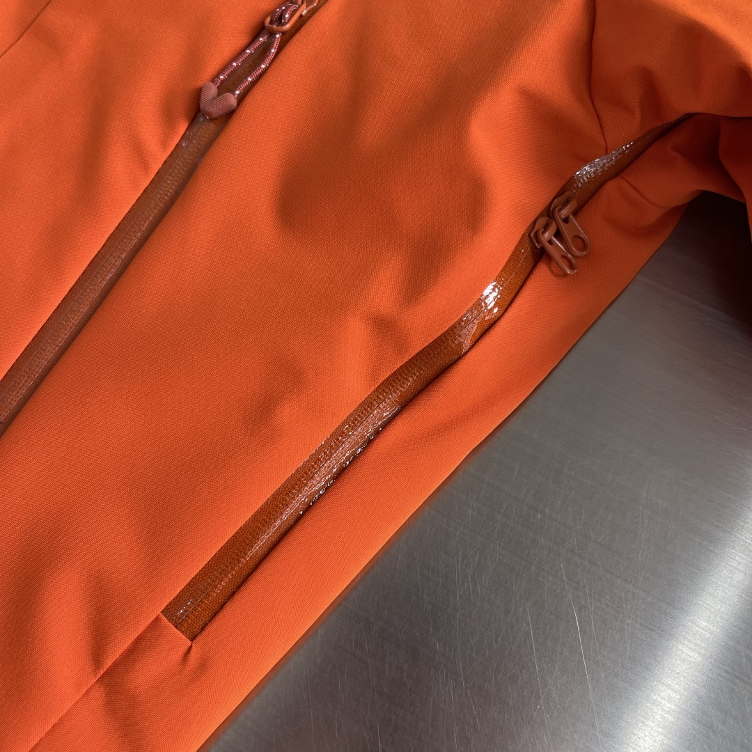 -🐦 鸟家 轻量硬壳户外冲锋衣！羽绒内胆三合一冲锋衣！户外山系风，适应多种场景穿着。赶紧给家里人安排件把