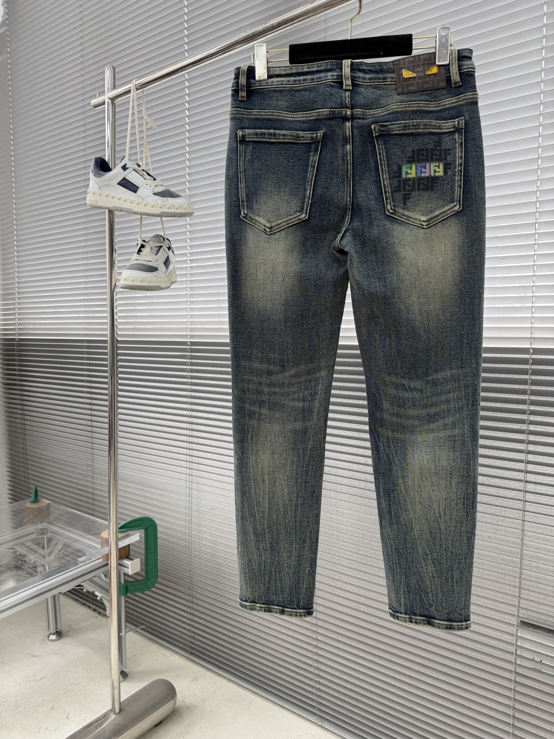 -FEND 2025秋季最新品，水洗休闲牛仔裤。进口水洗弹力面料，舒适有弹性，顶级印花工艺字母图案log