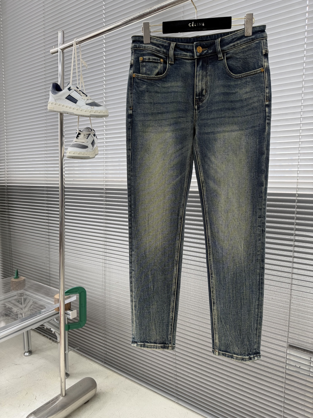 -FEND 2025秋季最新品，水洗休闲牛仔裤。进口水洗弹力面料，舒适有弹性，顶级印花工艺字母图案log