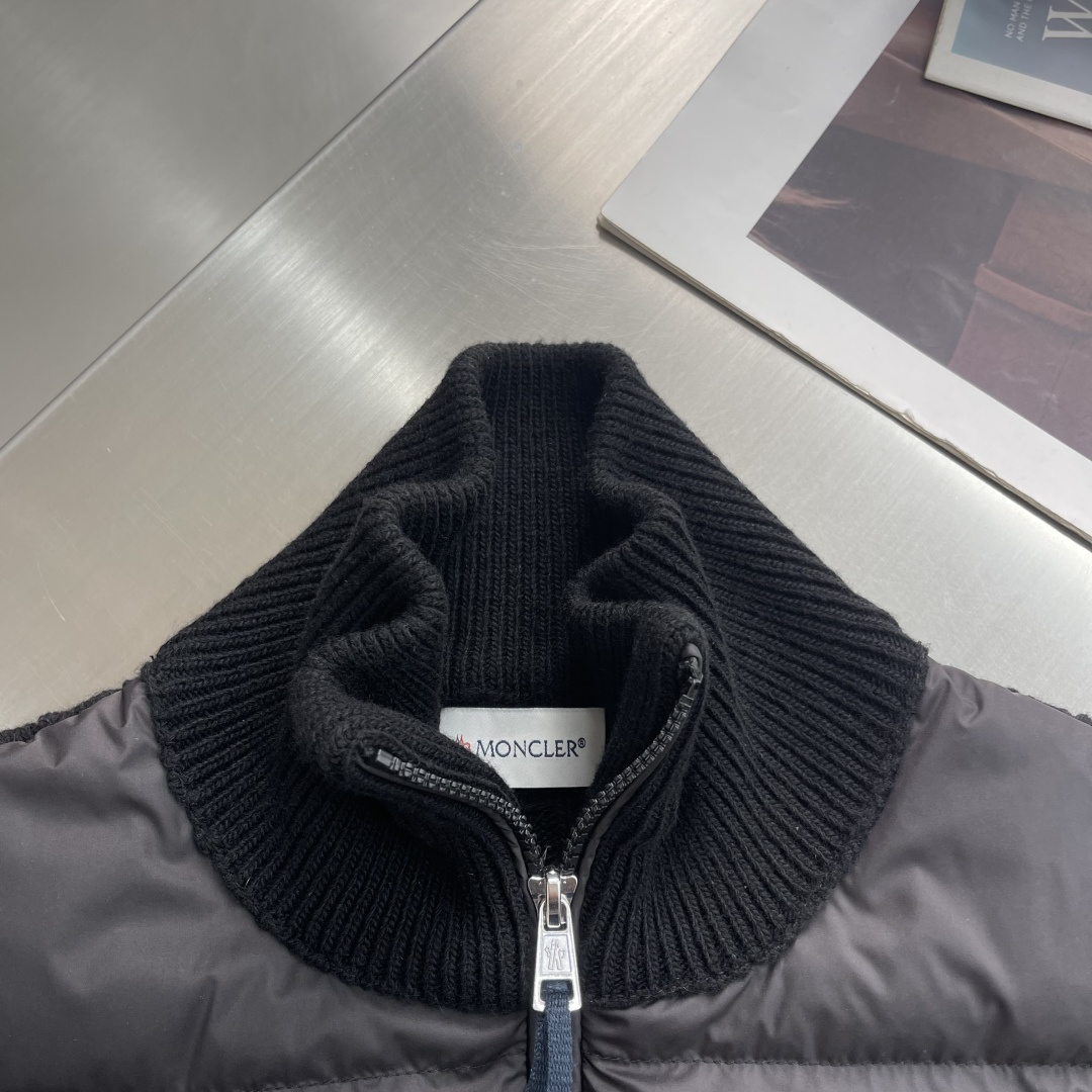 -Mon 毛织拼接羽绒服毛衣与羽绒服的拼接设计，既保留了羽绒服的保暖性能，又融入了毛衣的时尚元素，使服装