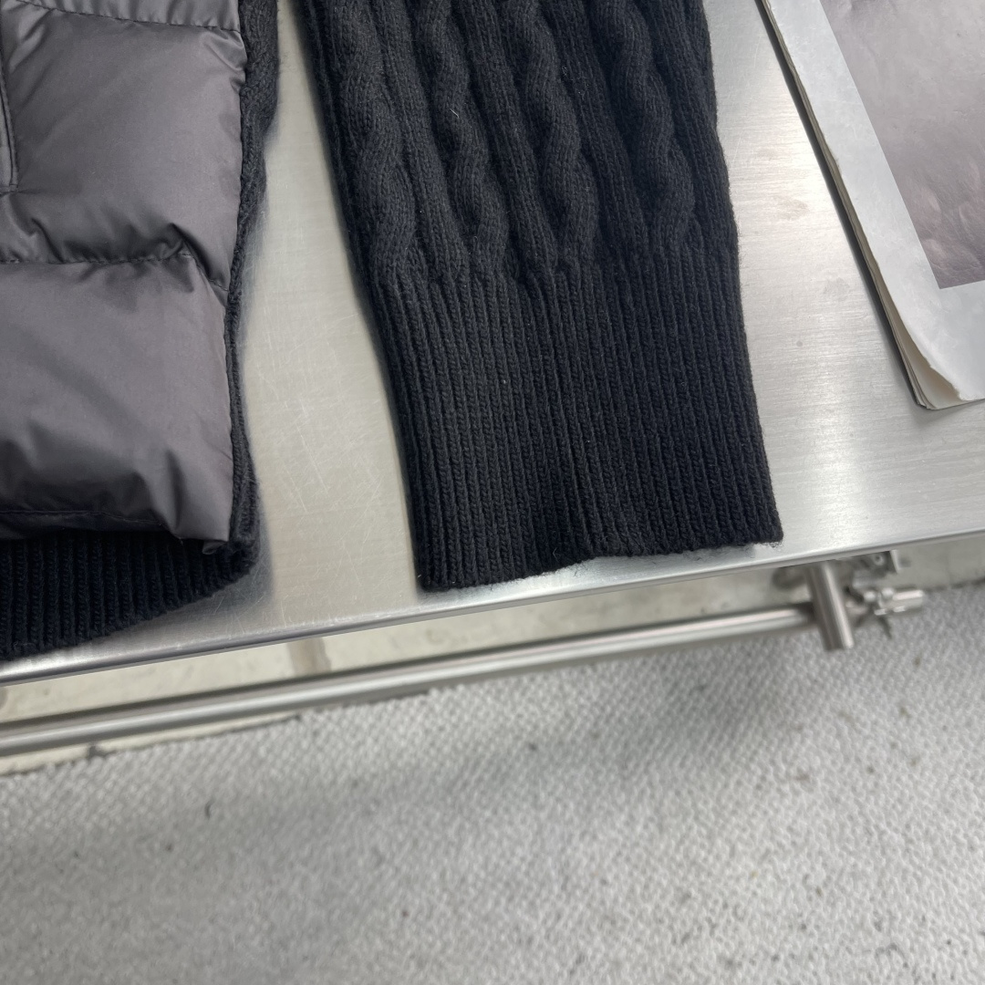 -Mon 毛织拼接羽绒服毛衣与羽绒服的拼接设计，既保留了羽绒服的保暖性能，又融入了毛衣的时尚元素，使服装