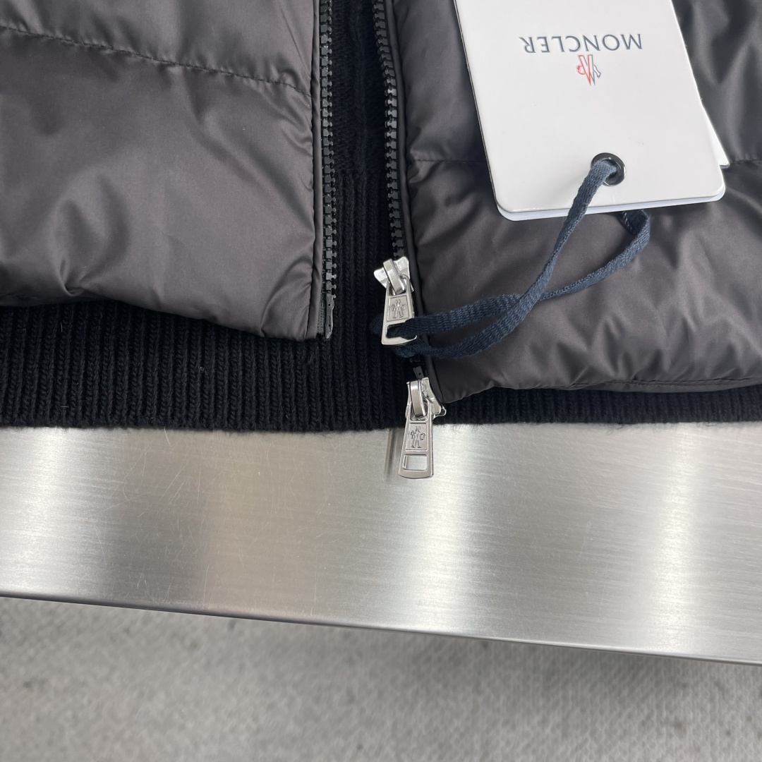 -Mon 毛织拼接羽绒服毛衣与羽绒服的拼接设计，既保留了羽绒服的保暖性能，又融入了毛衣的时尚元素，使服装