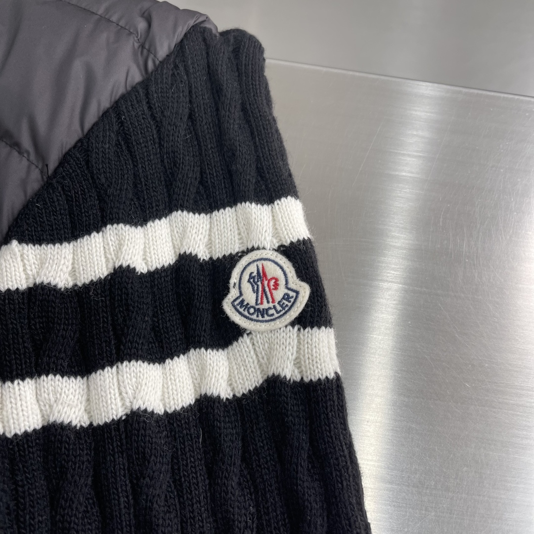 -Mon 毛织拼接羽绒服毛衣与羽绒服的拼接设计，既保留了羽绒服的保暖性能，又融入了毛衣的时尚元素，使服装