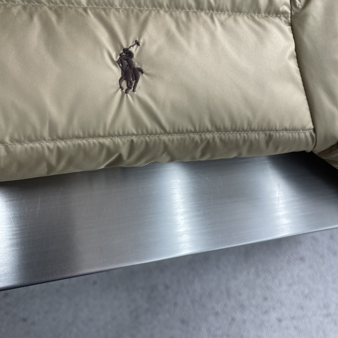 -Ralp🆕h Lauren 拉夫劳伦 轻便立领羽绒外套尼龙面料具有良好的防风防水性能，能有效阻挡外界风