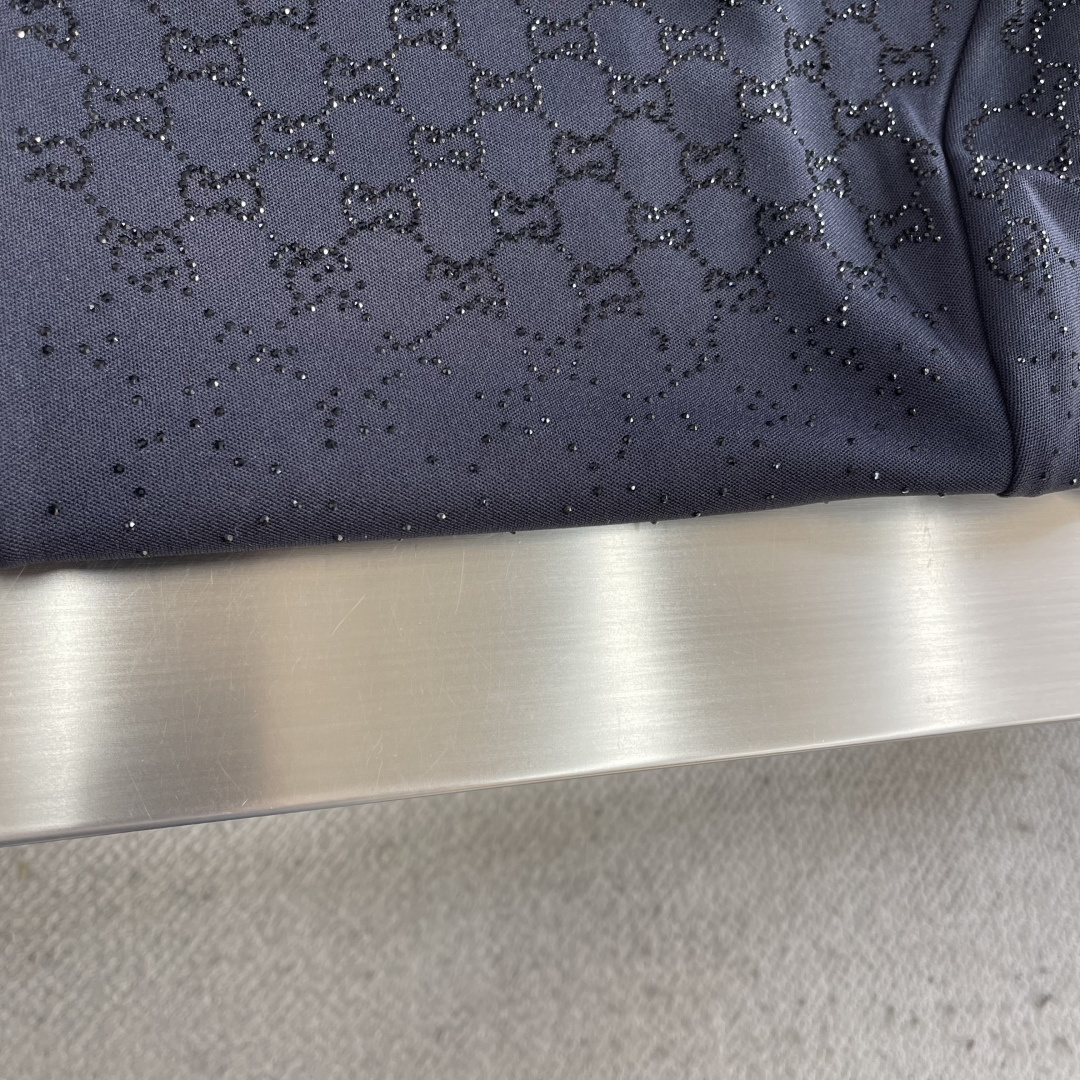 -GUCC 烫钻拉链高领外套采用32支双珠代，定织超厚版。螺纹采用双层加厚纯棉扁机罗纹。门禁拉链采用电镀