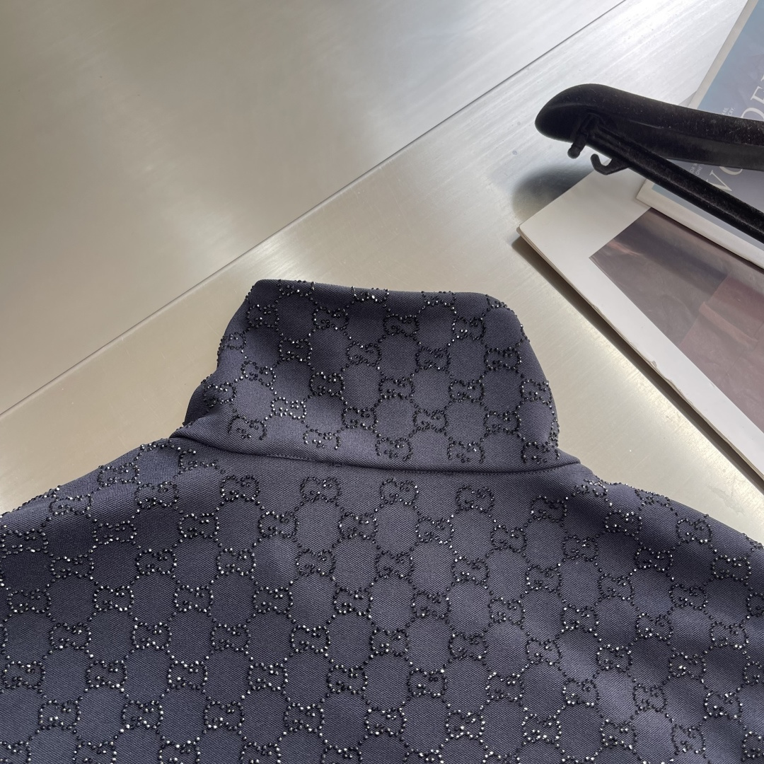 -GUCC 烫钻拉链高领外套采用32支双珠代，定织超厚版。螺纹采用双层加厚纯棉扁机罗纹。门禁拉链采用电镀