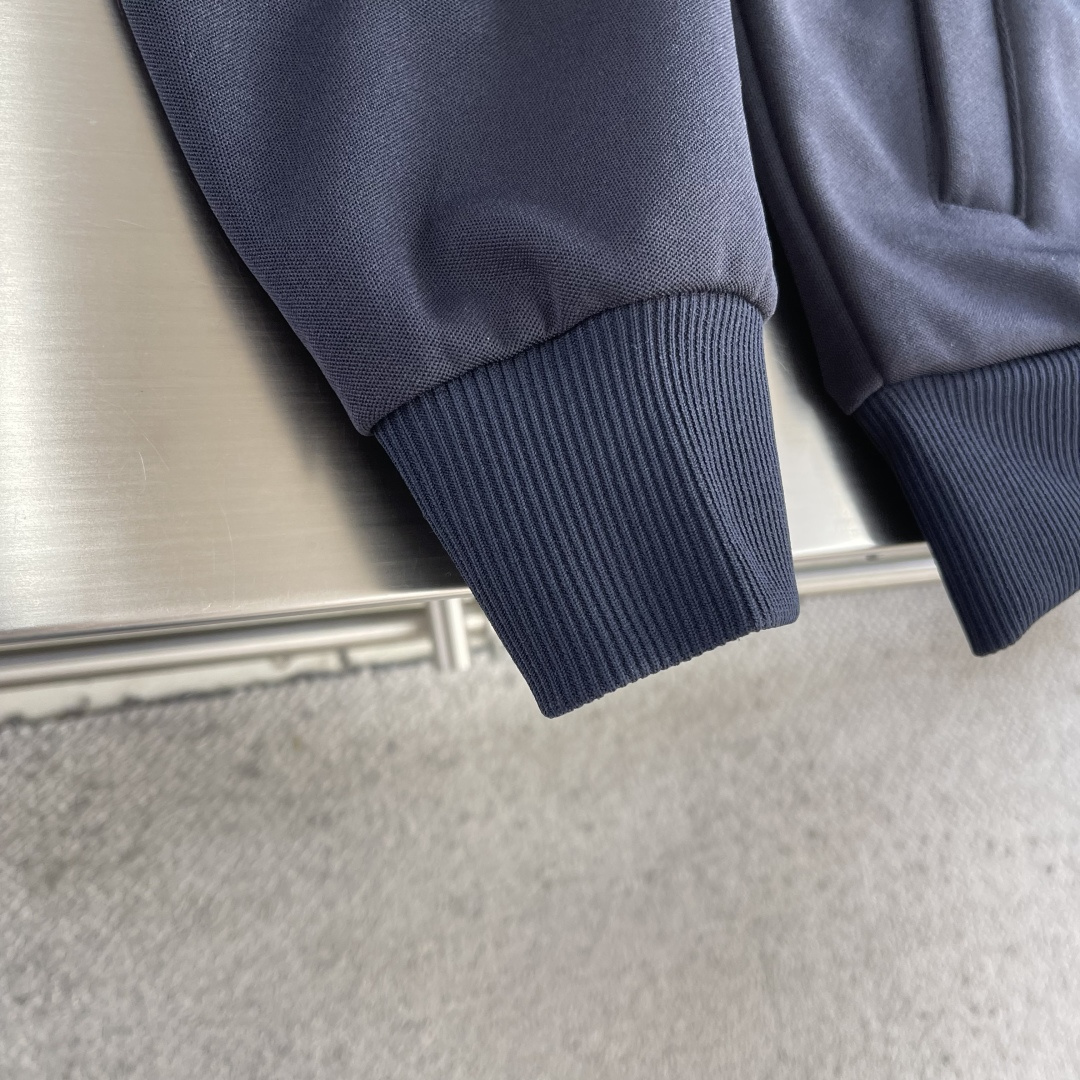 -GUCC 烫钻拉链高领外套采用32支双珠代，定织超厚版。螺纹采用双层加厚纯棉扁机罗纹。门禁拉链采用电镀