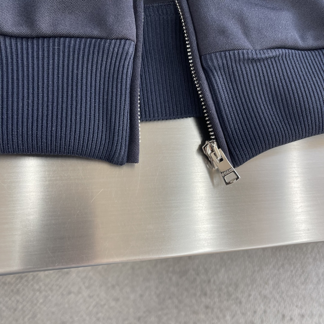 -GUCC 烫钻拉链高领外套采用32支双珠代，定织超厚版。螺纹采用双层加厚纯棉扁机罗纹。门禁拉链采用电镀