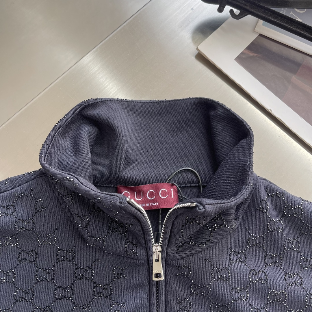 -GUCC 烫钻拉链高领外套采用32支双珠代，定织超厚版。螺纹采用双层加厚纯棉扁机罗纹。门禁拉链采用电镀