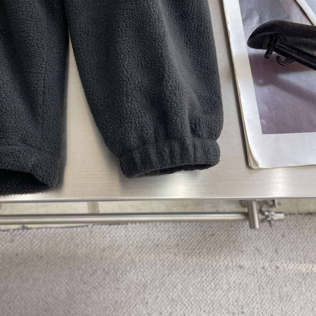 -PRAD 26ss摇粒绒夹克主要原料为聚酯纤维混纺羊毛原料经过清洗和预处理，以去除杂质。纱线通过织机织