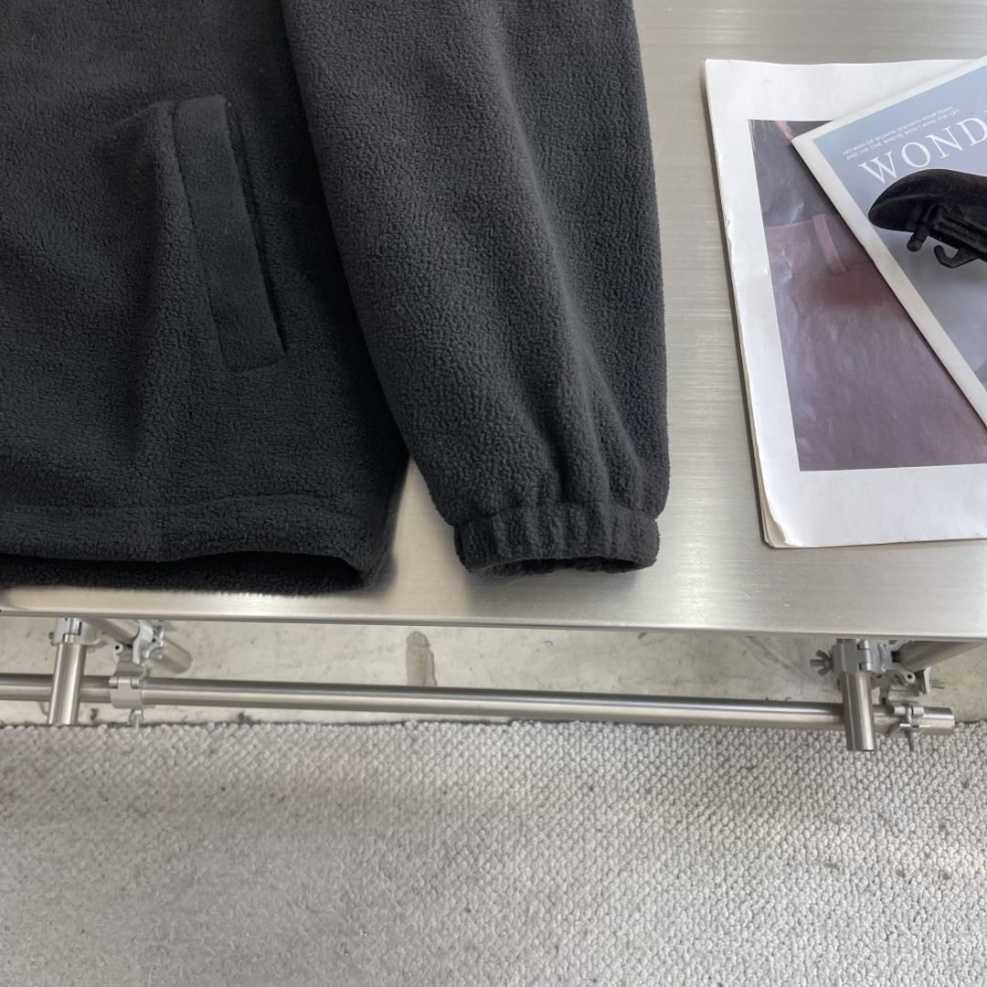 -PRAD 26ss摇粒绒夹克主要原料为聚酯纤维混纺羊毛原料经过清洗和预处理，以去除杂质。纱线通过织机织