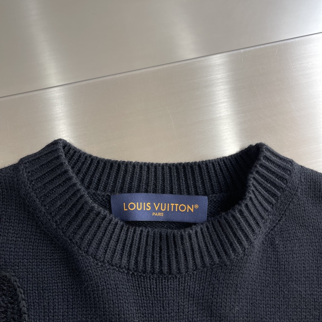 -驴牌 26SS暗纹提花毛衣精选高品质的羊毛与羊绒原料，按照一定的比例进行混纺。羊毛提供保暖性和耐用性，