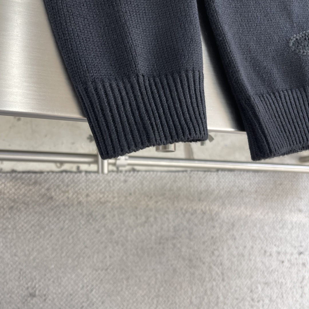 -驴牌 26SS暗纹提花毛衣精选高品质的羊毛与羊绒原料，按照一定的比例进行混纺。羊毛提供保暖性和耐用性，