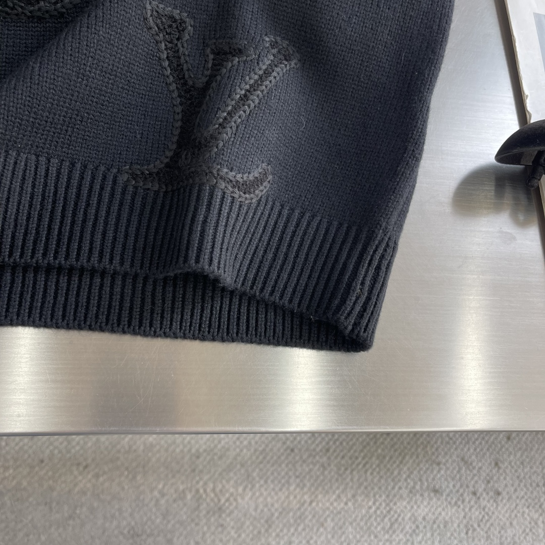 -驴牌 26SS暗纹提花毛衣精选高品质的羊毛与羊绒原料，按照一定的比例进行混纺。羊毛提供保暖性和耐用性，