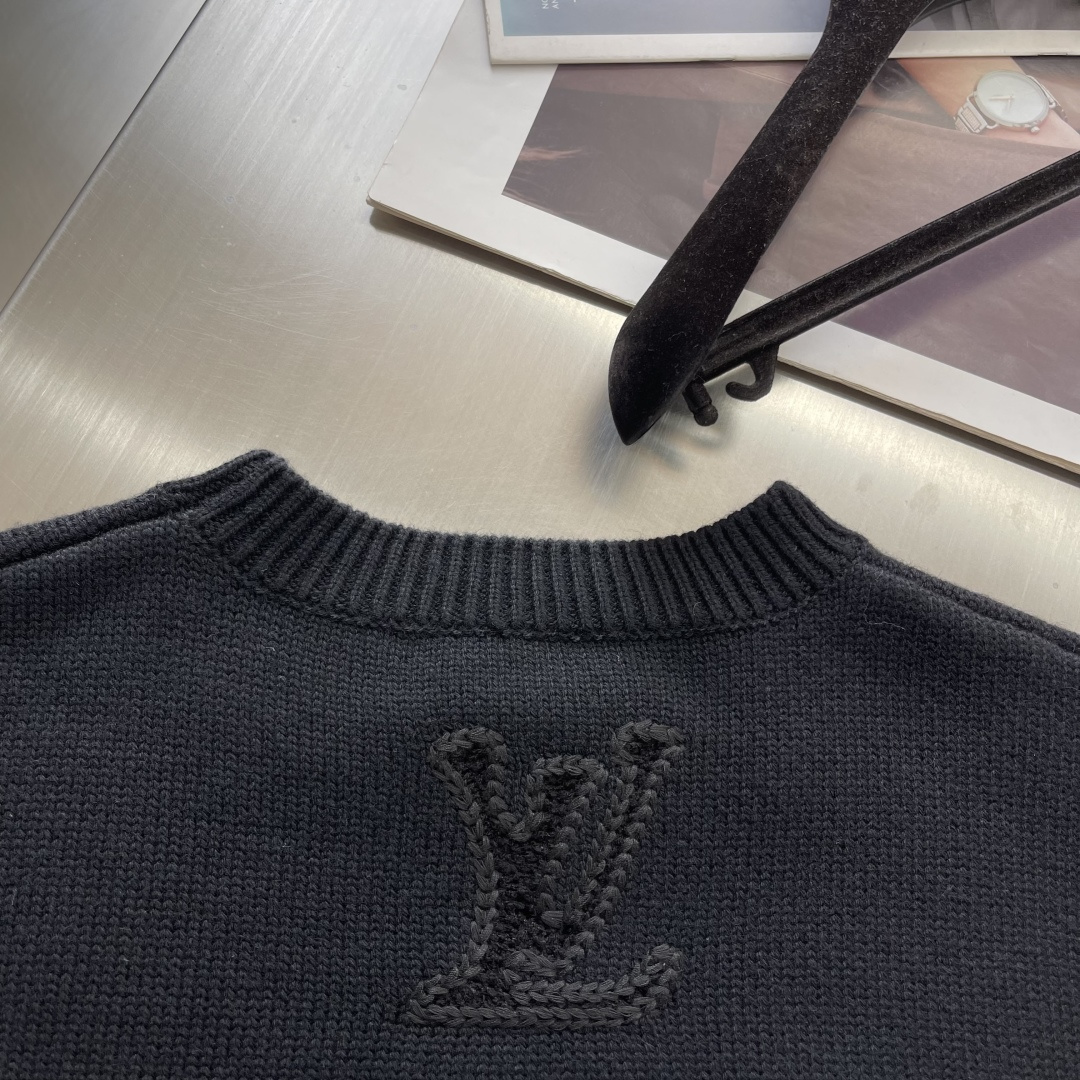 -驴牌 26SS暗纹提花毛衣精选高品质的羊毛与羊绒原料，按照一定的比例进行混纺。羊毛提供保暖性和耐用性，