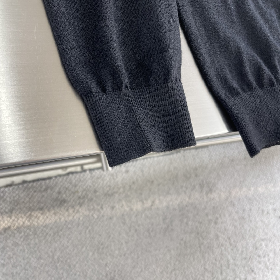 -PRAD 26SS精纺羊毛长袖采用精纺羊毛材质，这种材质具有以下特点：柔软轻盈：精纺羊毛纤维细腻，使得