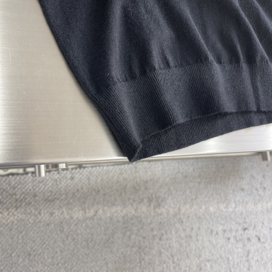 -PRAD 26SS精纺羊毛长袖采用精纺羊毛材质，这种材质具有以下特点：柔软轻盈：精纺羊毛纤维细腻，使得