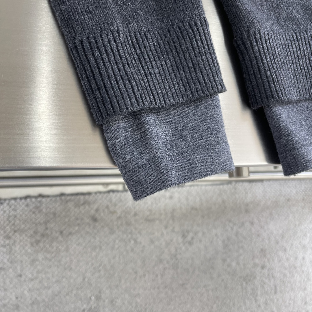 -PRAD 假两件针织毛衣这款PD针织圆领上衣采用意大利进口的高支混纺羊毛纱线织造，经双股并线工艺处理，